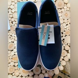 NWT- in box Tom’s size 12